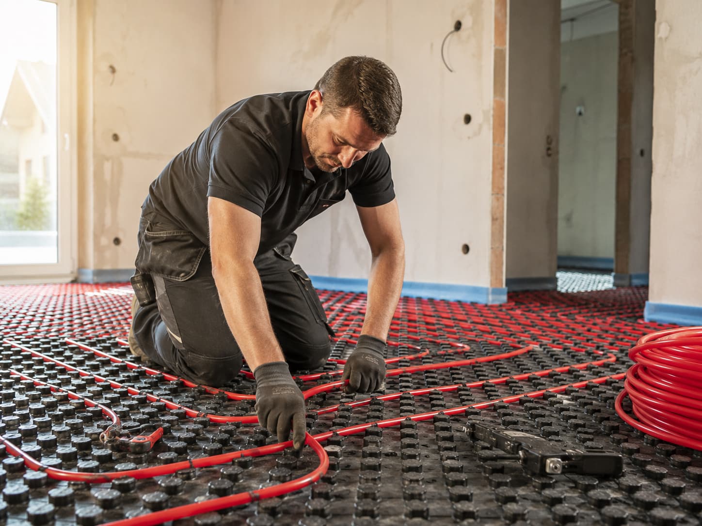 Verlegung der Fußbodenheizung auf der Baustelle